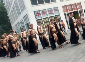 Un grupo de espartanos semidesnudos se enfrenta a la policía china en Beijing