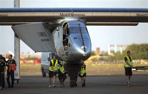 En esta imagen de archivo, tomada el 3 de julio de 2015, personal de tierra empuja la aeronave Solar Impulse 2, un avión impulsado por energia solar, hacia el hangar tras aterrizar en el aeropuerto de Kalaeloa, en Kapolei, Hawai. (Foto AP/Marco Garcia, archivo)
