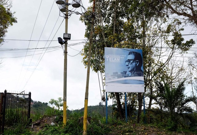 En esta imagen, tomada el 23 de junio de 2015, muestra un cartel anunciando la Escuela Latinoamericana de Medicina con la imagen del fallecido presidente chileno Salvador Allende, en la entrada principal de la academia, en las afueras de Caracas,  (Foto AP/Fernando Llano)