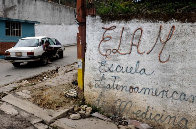 En esta imagen, tomada el 23 de junio de 2015, una mujer sale de un coche al lado de la Escuela Latinoamericana de Medicina, en las afueras de Caracas  (Foto AP/Fernando Llano)