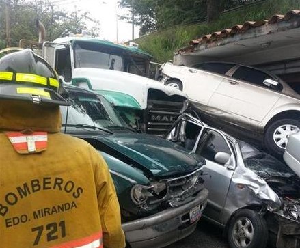 Gandola sin frenos aplasta 12 vehículos en la Panamericana (Fotos)