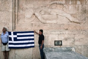 Griegos acuden a las urnas desesperanzados tras firma del tercer rescate