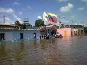 Betsy Bustos: El gobierno celebra la Misión Robinson, mientras Guasdualito está sumergida en el agua (Fotos)