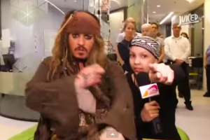 Johnny Depp visita un hospital vestido como Jack Sparrow (Video)