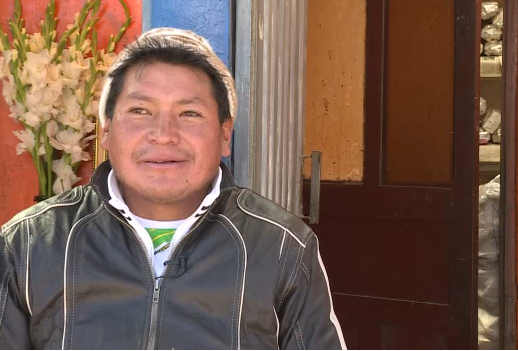 Indígenas bolivianos creen en la pachamama y en el papa también (Video)