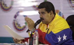 Maduro califica de “irritante” y “vomitiva” la visita de senadores españoles a Caracas