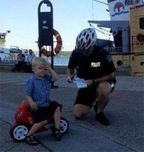 Multan a niño de tres años por estacionar mal su motocicleta