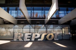 Repsol suspende el acuerdo de intercambio de petróleo con Pdvsa y fondea dos buques
