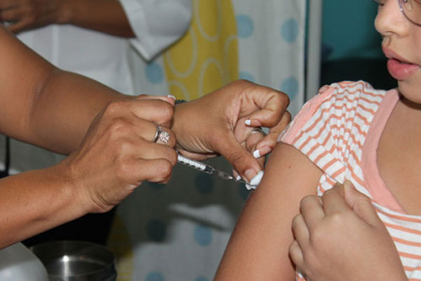 Déficit de vacunas se acentúa en red pública y privada
