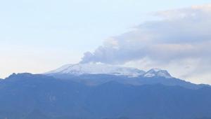Suspenden operaciones de dos aeropuertos colombianos por cenizas del volcán Nevado del Ruiz