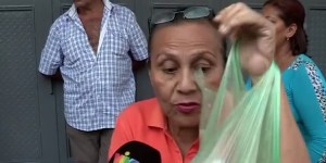 Consumidores en la cola por papel: “En Venezuela tiene que reventar algo en estos días” (VIDEO)