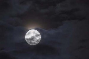 El cielo de Halloween tendrá una rara Luna azul, un Marte brillante y a los gigantes Júpiter y Saturno a simple vista
