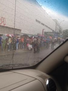 Supermercado en La Urbina amanece resguardado por funcionarios policiales (Tuits)