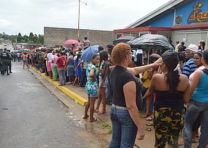 Más de 200 personas protagonizaban la cola que se hace todos los domingos en el establecimiento