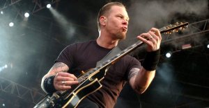 Fanáticos de Metallica celebran el cumpleaños del vocalista de la banda