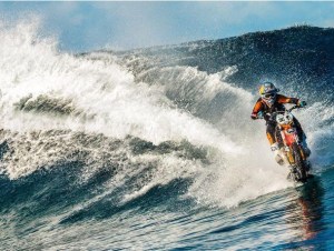 El asombroso piloto que surfea con una moto (VIDEO)