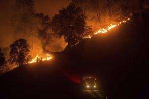Incendio calcina casi 40.000 hectáreas cerca de un parque natural en EEUU