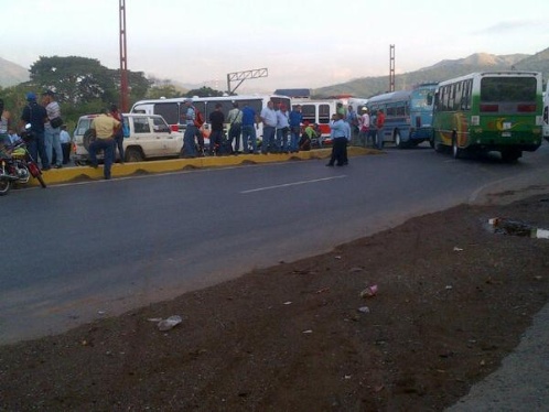 Transportistas trancaron carretera nacional en Villa de Cura