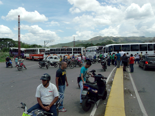 Transportistas trancaron vías por más de ocho horas en Aragua