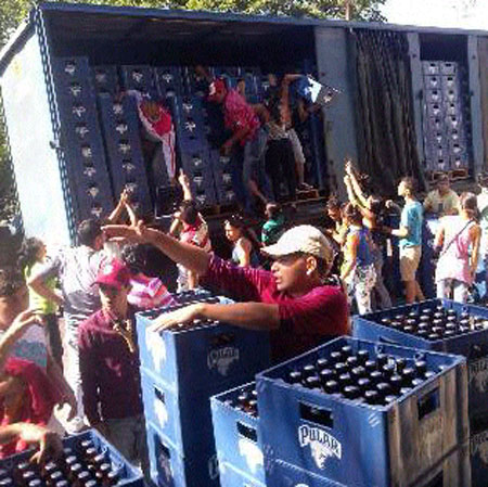 Saquean dos camiones de licor y alimentos en Trujillo (Fotos)
