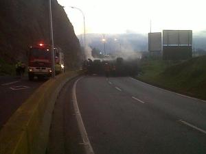 Camión vuelca y se incendia en La Panamericana (Fotos)