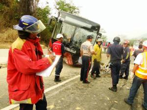 Al menos 17 lesionados en volcamiento de autobús en Trujillo (Fotos)