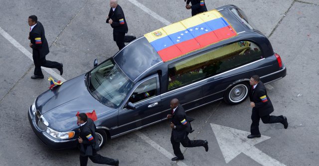 La insólita odisea de la carroza fúnebre de Hugo Chávez