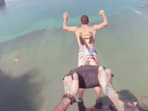 ¡WTF! Deportista se incrusta arnés de paracaídas en la espalda (Video)