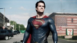 ¡Se le marca la kryptonita! Mira a Superman sin pantalones (VIDEO)