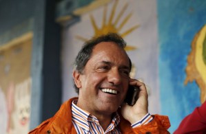 Oficialista Scioli aventaja en primeros datos oficiales de primarias presidenciales de Argentina