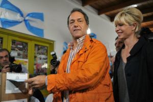 Kirchnerista Scioli aventajaría a conservador Macri en las primarias argentinas