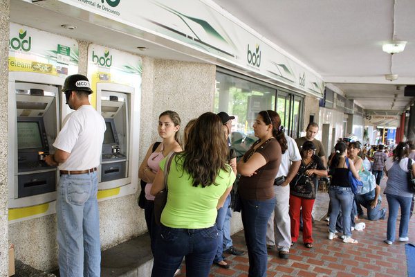 Todos los días se registran largas colas en los cajeros automáticos de San Cristóbal, en especial los fines de semana. (Foto/Omar Hernandez)