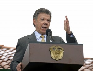 Imagen de Santos sube nueve puntos tras disputa con Venezuela