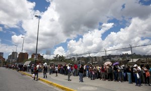 Venezolanos obligados a recorrer varios establecimientos para conseguir comida