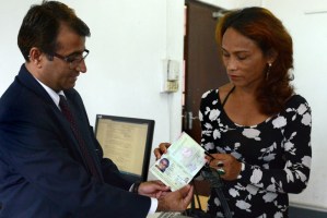 Transexual obtiene el primer pasaporte para el “tercer género” en Nepal