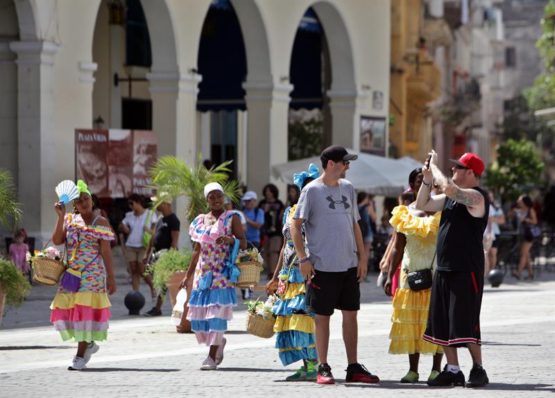 Visitantes de EEUU a Cuba crecieron 74% en 2016, según datos oficiales