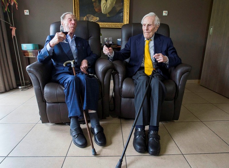 Los gemelos más viejos del mundo son dos hermanos belgas de 102 años