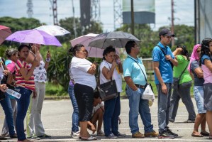 Denuncian mafias en colas para comprar en locales de Mérida