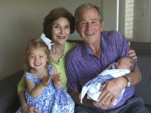 LA FOTO: George W. Bush presenta a su segunda nieta