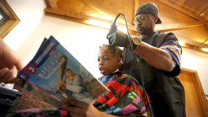 Este barbero le regala un corte a los niños que le lean un cuento