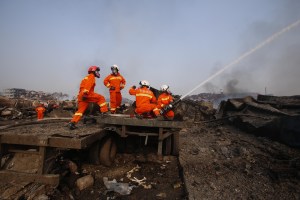 Aumenta a 112 los muertos en potentes explosiones en el puerto Tianjin