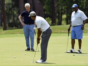 Obama juega al golf con Bill Clinton en sus vacaciones (Fotos)