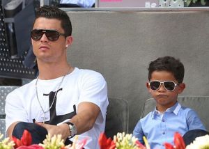 ¡De tal palo, tal astilla! Cristiano Ronaldo le enseña a su hijo a presumir de su físico (FOTO)