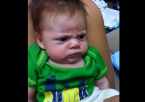 ¡Ni una sonrisita!… El bebé enojado que invade las redes sociales (+ video)