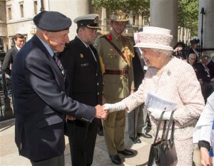 La reina Isabel preside conmemoración de fin de guerra