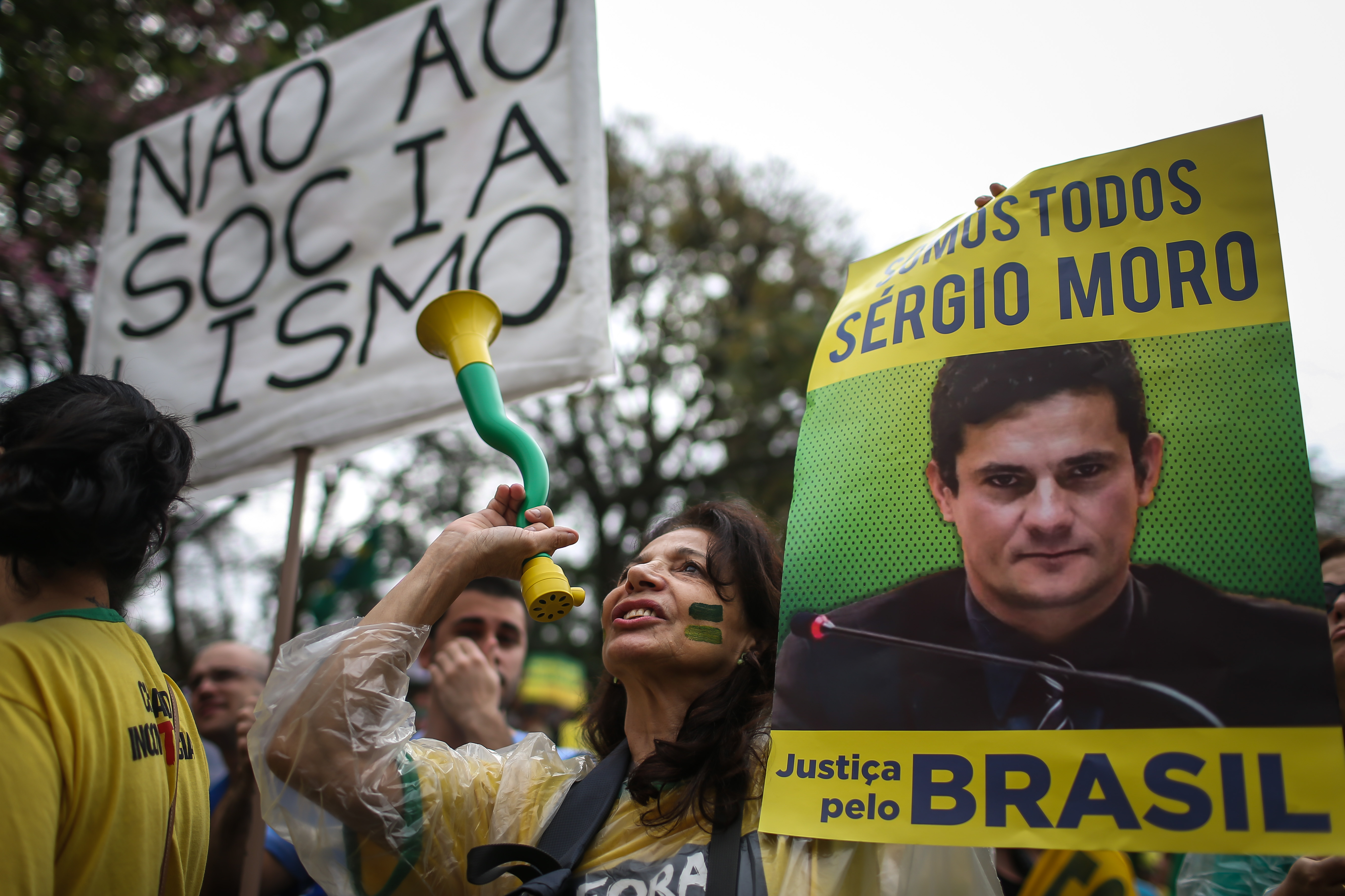 El juez que lleva el caso Petrobras, un héroe para manifestantes en Brasil