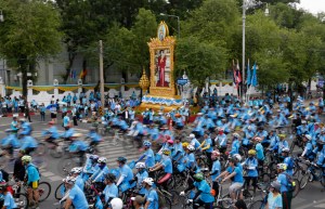Miles de ciclistas recorrieron Bangkok en homenaje a la reina