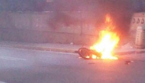 Cansados de la inseguridad: Atraparon a ladrones y le quemaron la moto en La California Norte (FOTOS)