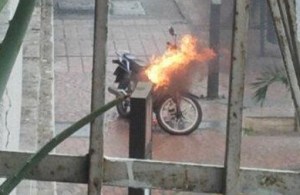 En La Candelaria también se cansaron: Queman moto de malandro al intentar robar