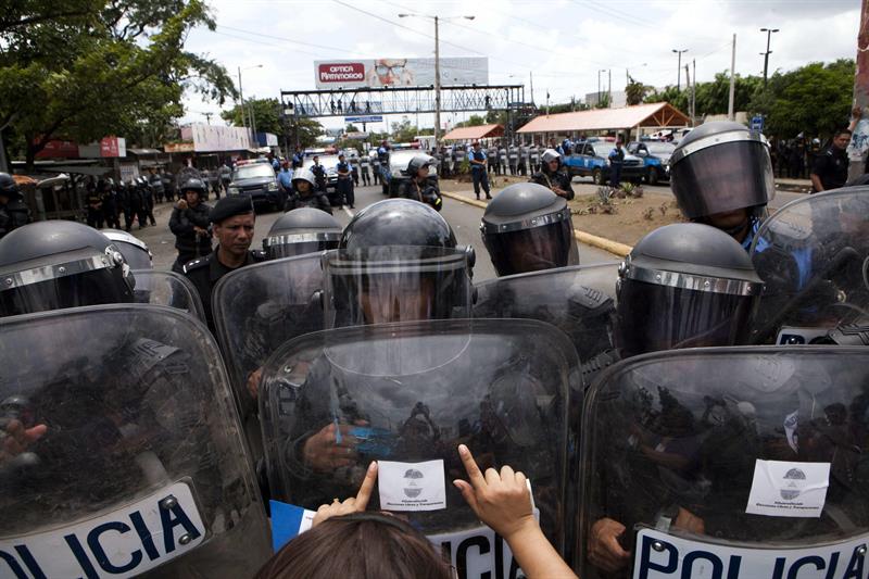En Video: Policía de Ortega arremete contra la prensa local e internacional